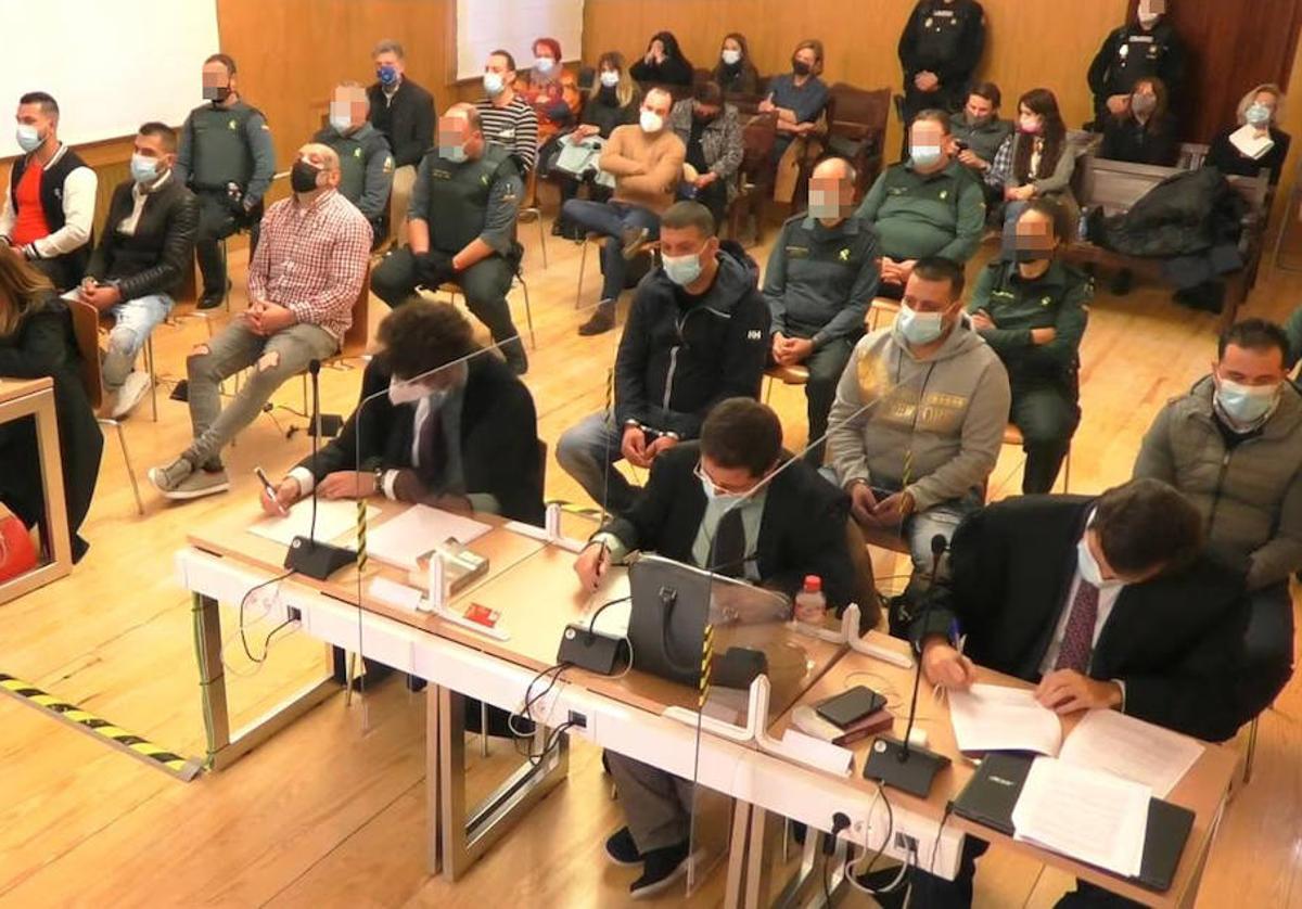 Los procesados por el crimen de la Circular, tras sus respectivos letrados, escuchan el veredicto del jurado el 19 de noviembre de 2021.