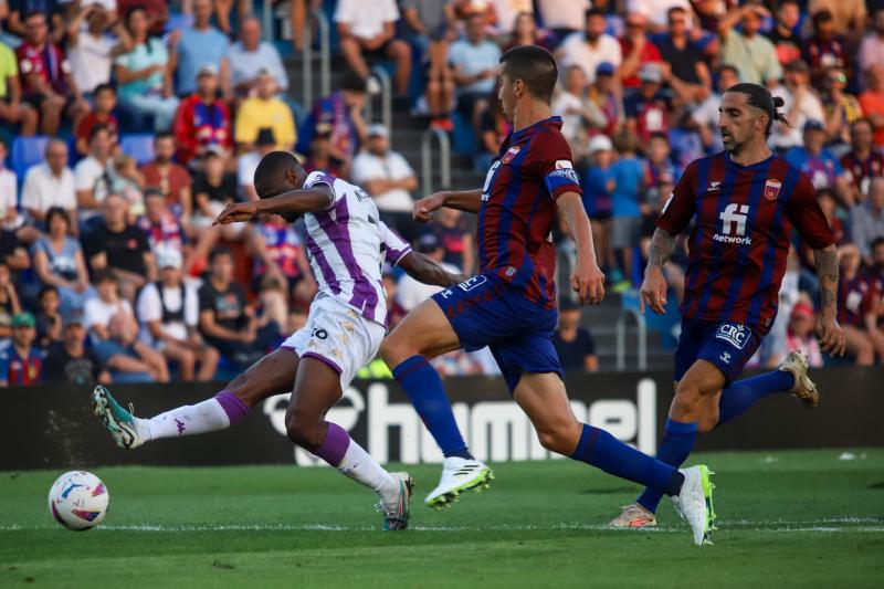 Sylla golpea el balón en la acción del 0-1 que dio la victoria ante el Eldense en el Nuevo Pepico Amat.