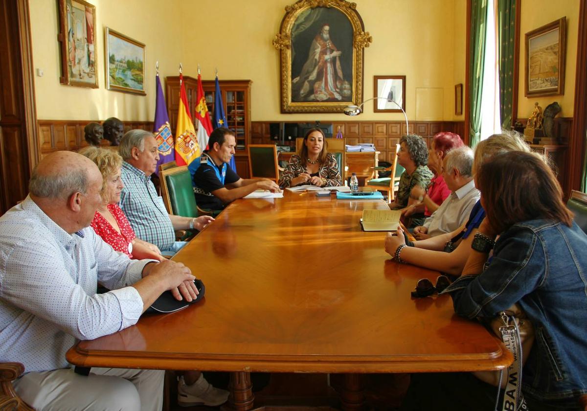 La alcaldesa preside la reunión con representantes de los vecinos del Carmen.