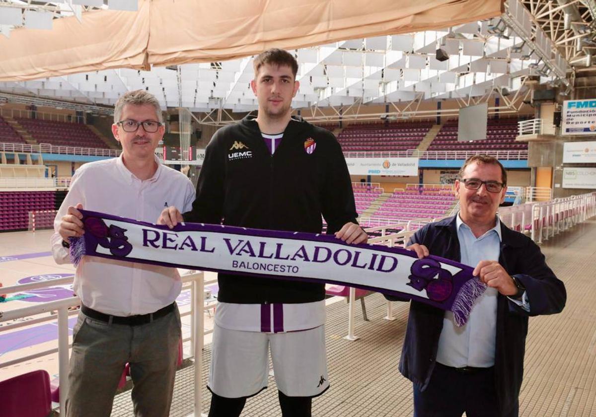 Enrique Peral, Jaime Fernández y Narciso Prieto posan con una bufanda del club.