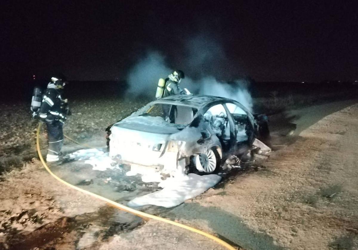 Los Bomberos de la Diputación sofocan el incendio en un vehículo en Renedo.