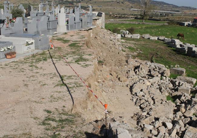 Muro del cementerio de El Espinar derrumbado.