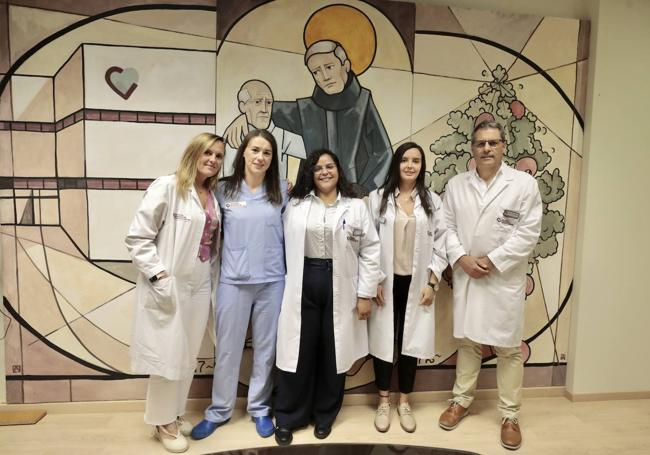 Zenaida Boza (jefa de Enfermería), Marisa Mendes (enfermera paliativos), Myriel López Tatis (médico geriatra), Diana Jissel Pulgarín (médico paliativos) y Ángel González, (director del Benito Menni)