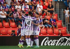 Los jugadores del Real Valladolid celebran el gol de Sylla.