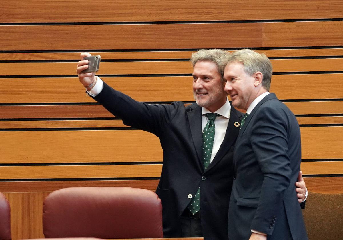 José Luis Vázquez (procurador segoviano del PSOE en las Cortes) y Javier Lacalle (senador burgalés del PP) se hacen una foto en el hemiciclo autonómico.