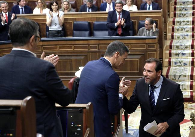 Pedro Sánchez saluda a Óscar Puente al término de su primera intervención en el Congreso en la investidura fallida de Alberto Núñez Feijóo (PP).