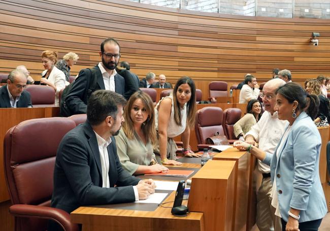 Procuradores socialistas y Francisco Igea conversan en un receso de la sesión.