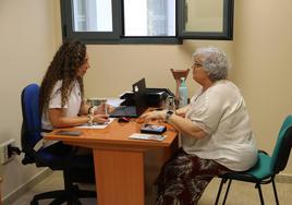 Consulta de fisioterapia en el centro de mayores La Puebla.