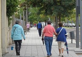 Varias personas caminan por Valladolid, en una imagen de archivo.