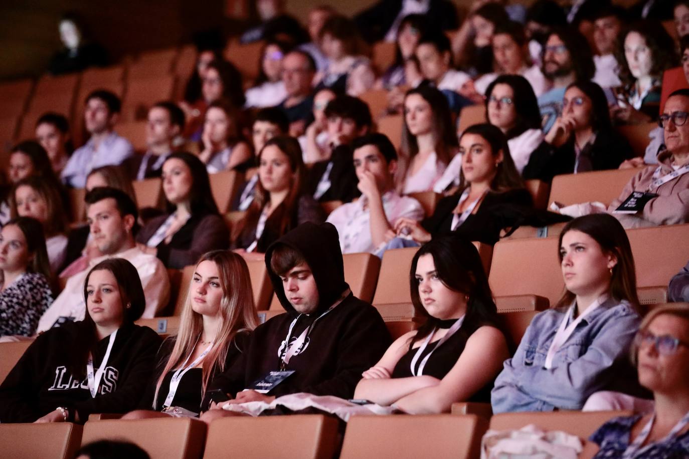 Asistentes al Congreso escuchan las intervenciones.