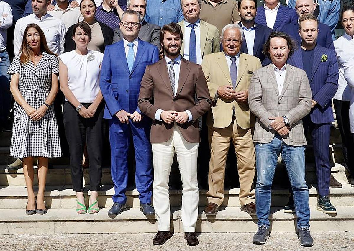 Imagen secundaria 1 - Política chascarrillo: de las zapatillas de Puente a los papeles de Igea