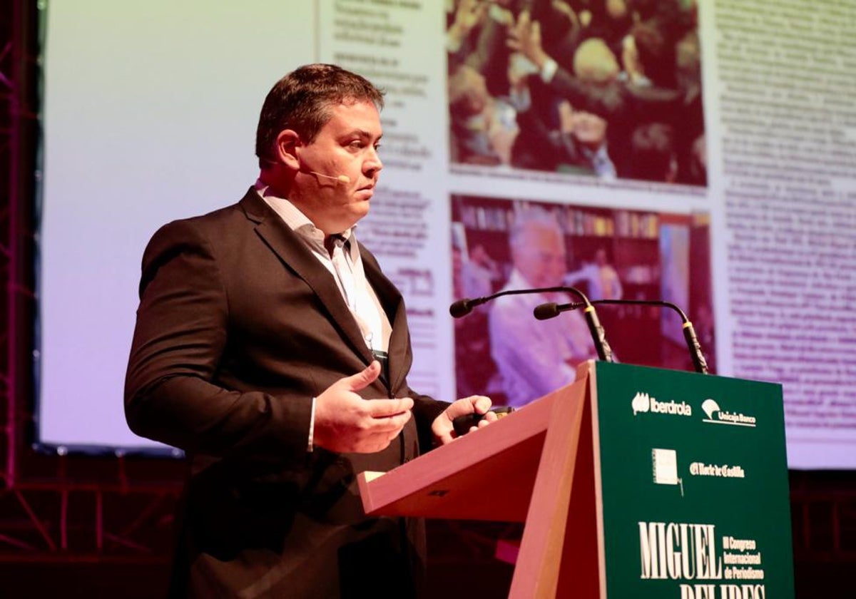 El director adjunto de Folha de São Paulo, Roberto Dias, durante su intervención.