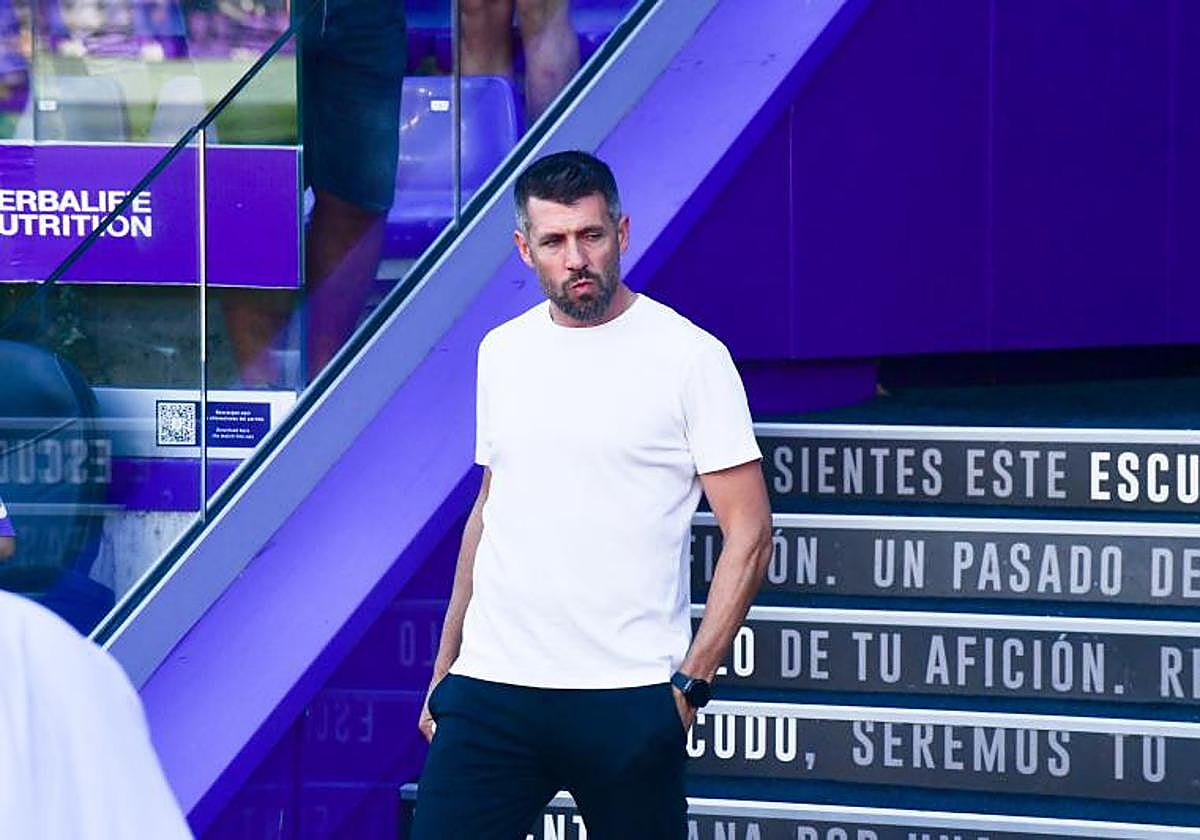 Pezzolano, junto al túnel de vestuarios del estadio José Zorrilla antes del partido ante el Burgos de hace dos jornadas.