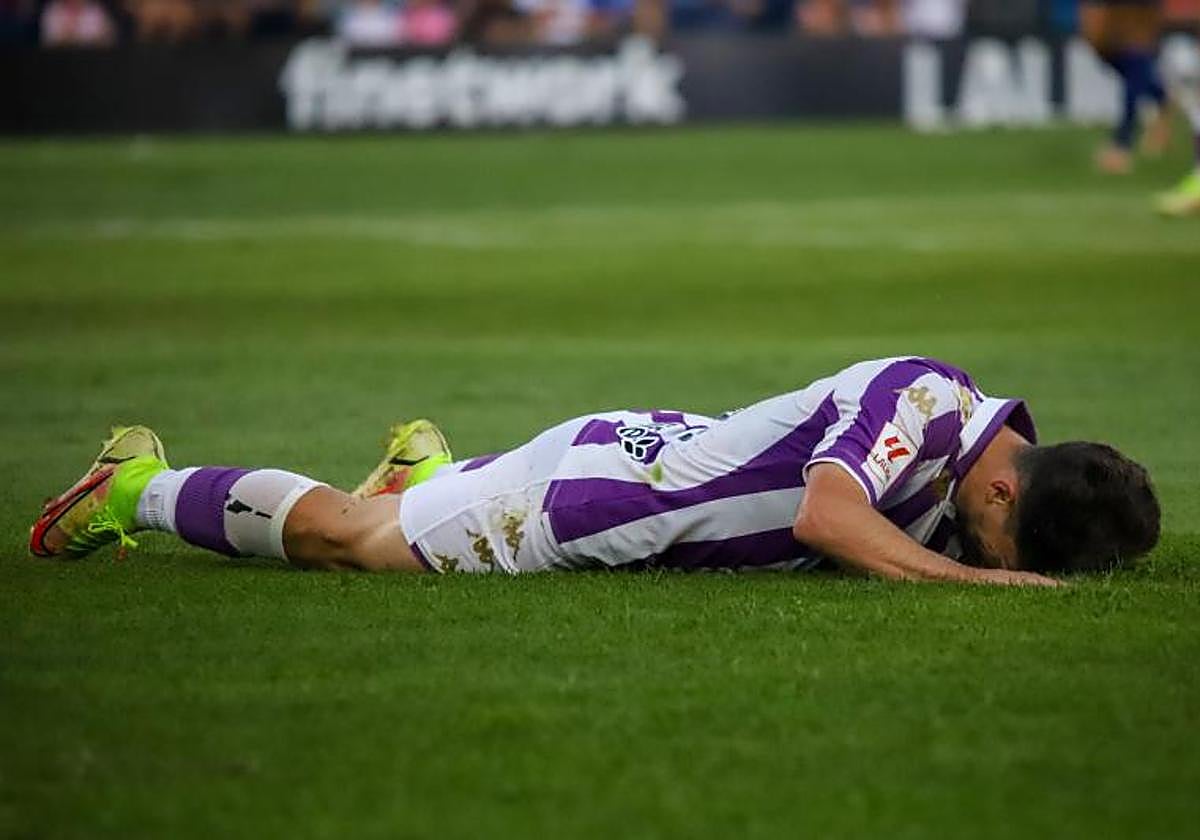 Raúl Moro, tras lesionarse el pasado miércoles en el campo del Eldense.