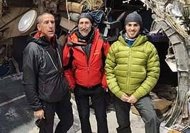 Tente Lagunilla, en el centro, con el fuselaje del avión en el set de rodaje.