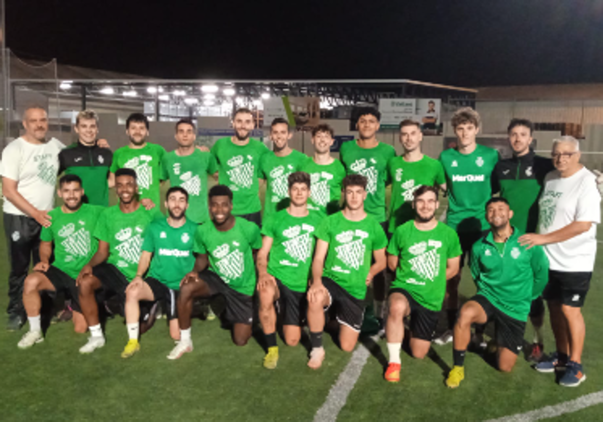 La plantilla del Betis Club de Fútbol tras un entrenamiento en Canterac.