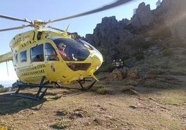 Helicóptero del Grupo de Rescate de Castilla y León en una intervención en la montaña.