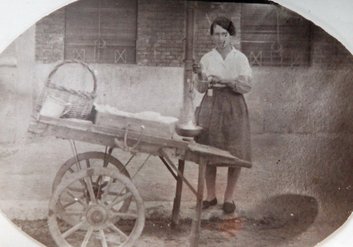 Eugenia Esteban Acero con su carreta vendiendo pescado en Valladolid.