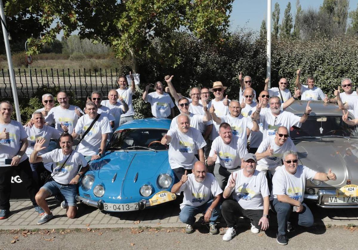 Algunos de los antiguos aprendices de Fasa posan con modelos clásicos de Renault y su camiseta de 'Fasa and Furious'.