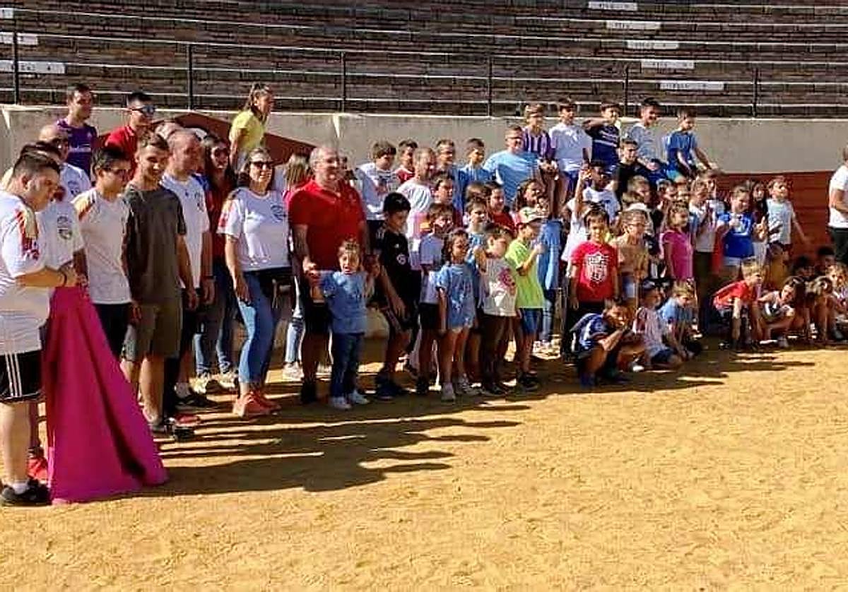 Participantes en el certamen taurino para niños.
