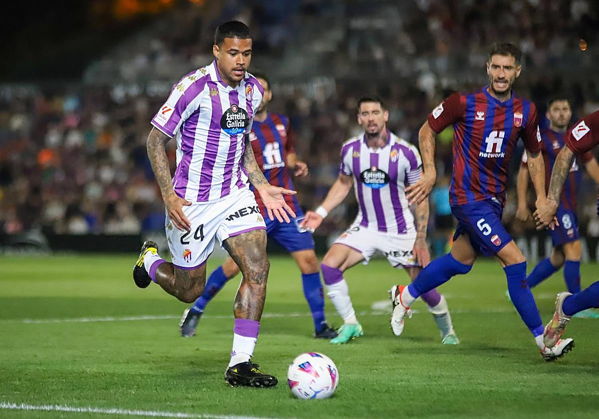 Kenedy conduce el balón sobre el césped del Pepico Amat.