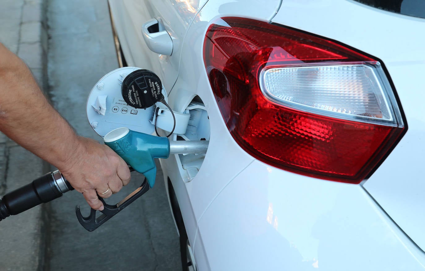 Repostaje en una gasolinera.