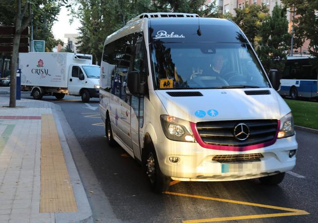 Autobús pequeño de transporte escolar.