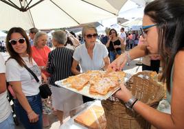 Venta de hojuelas y otros productos en la feria de Abades.