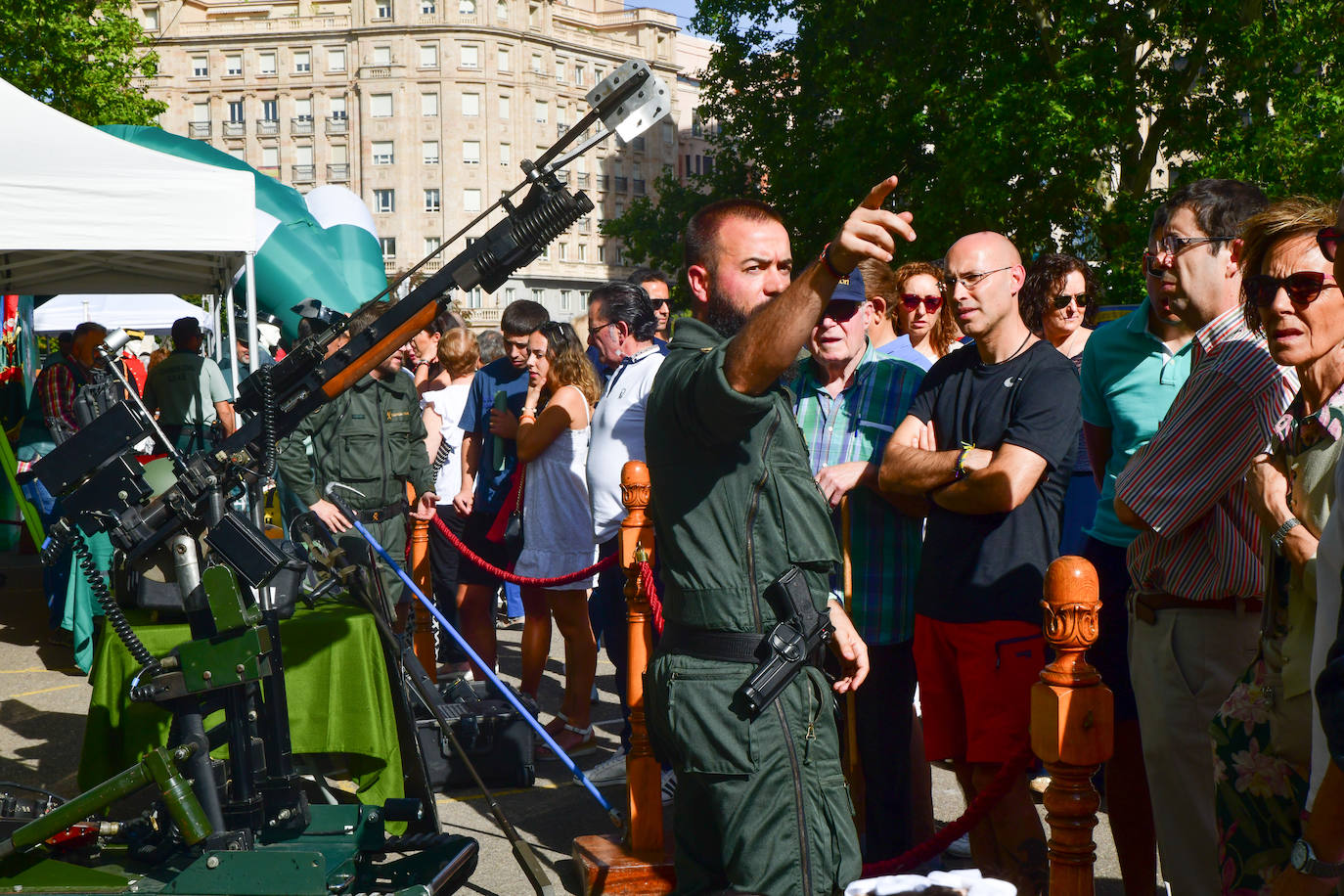 En imágenes, la exposición de la Guardia Civil en la Acera Recoletos