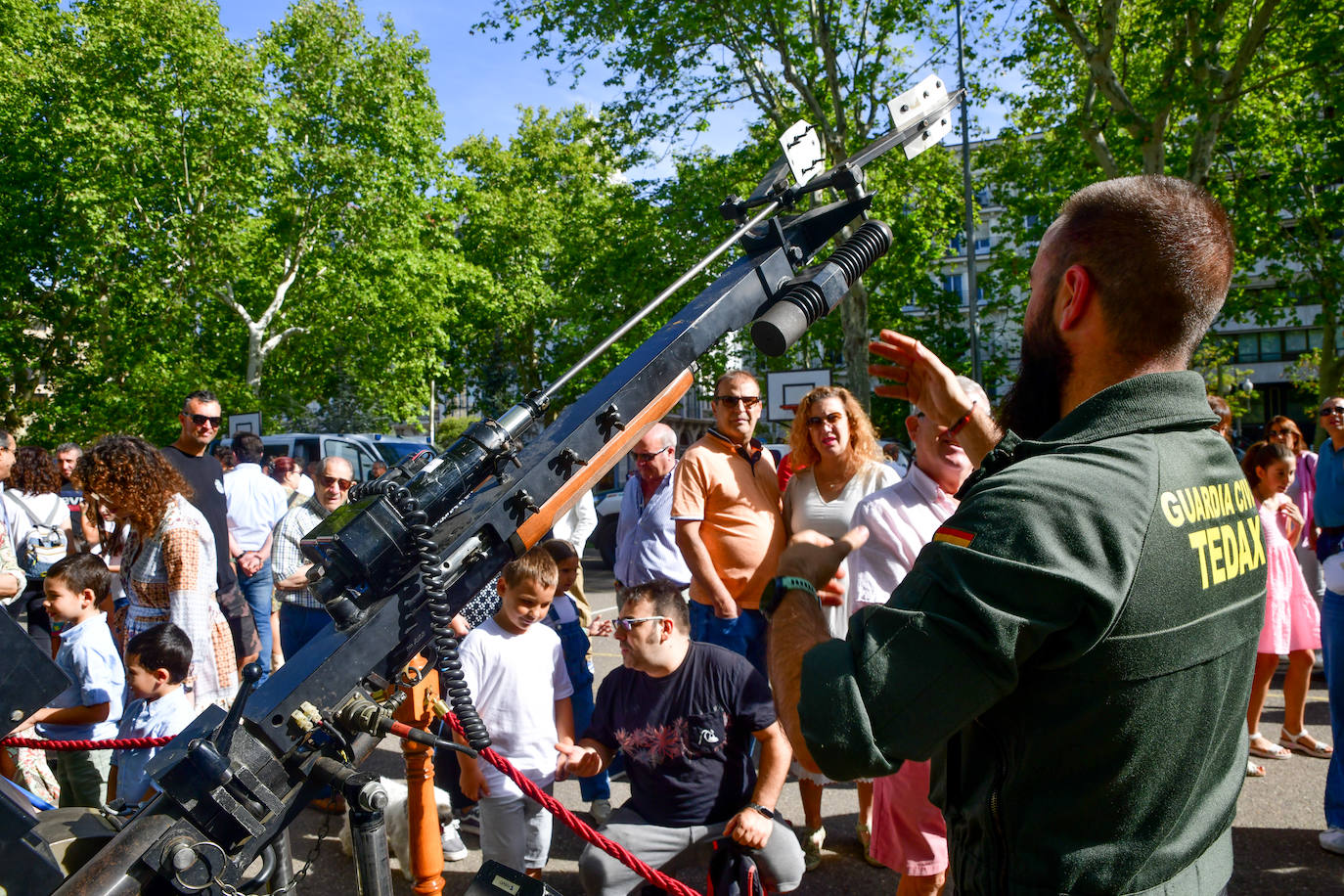 En imágenes, la exposición de la Guardia Civil en la Acera Recoletos