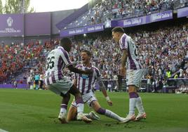 Escudero y Montiel celebran el último gol con Cédric.