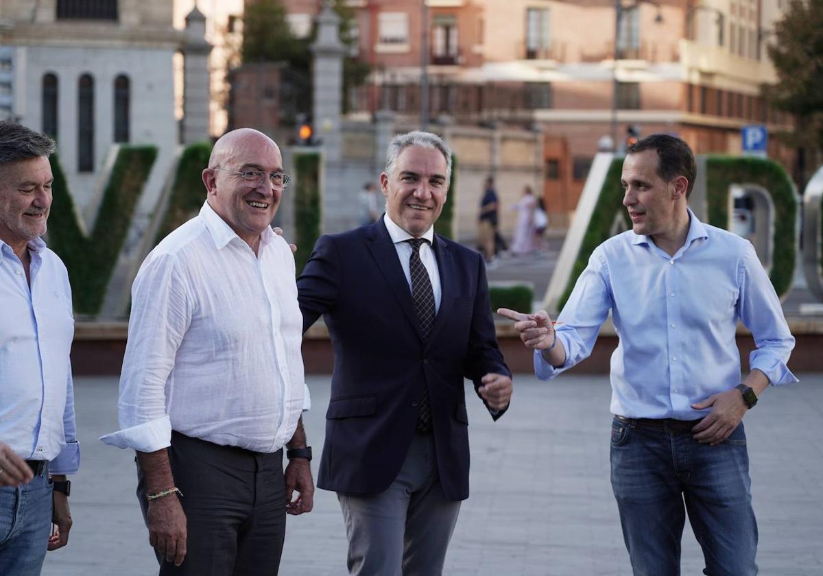 Francisco Vázquez, Jesús Julio Carnero, Elías Bendodo y Conrado Íscar, en la Plaza Zorrilla.