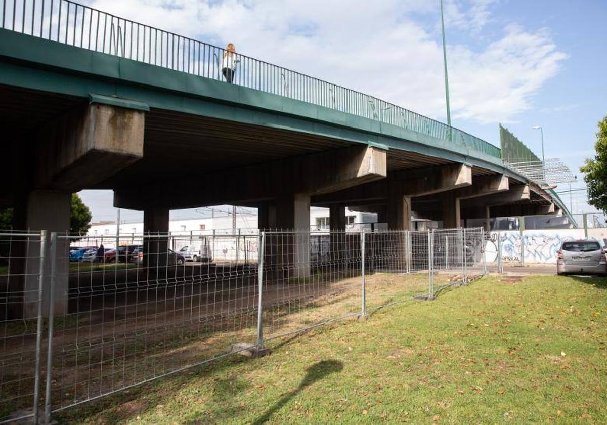 Obras bajo el puente en la calle Daniel del Olmo.