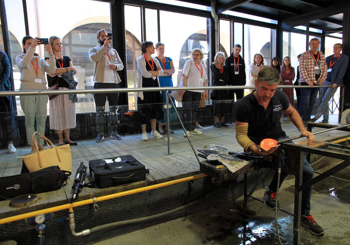 Demostración de vidrio soplado, en las instalaciones de la Real Fábrica de Cristales de La Granja de San Ildefonso.