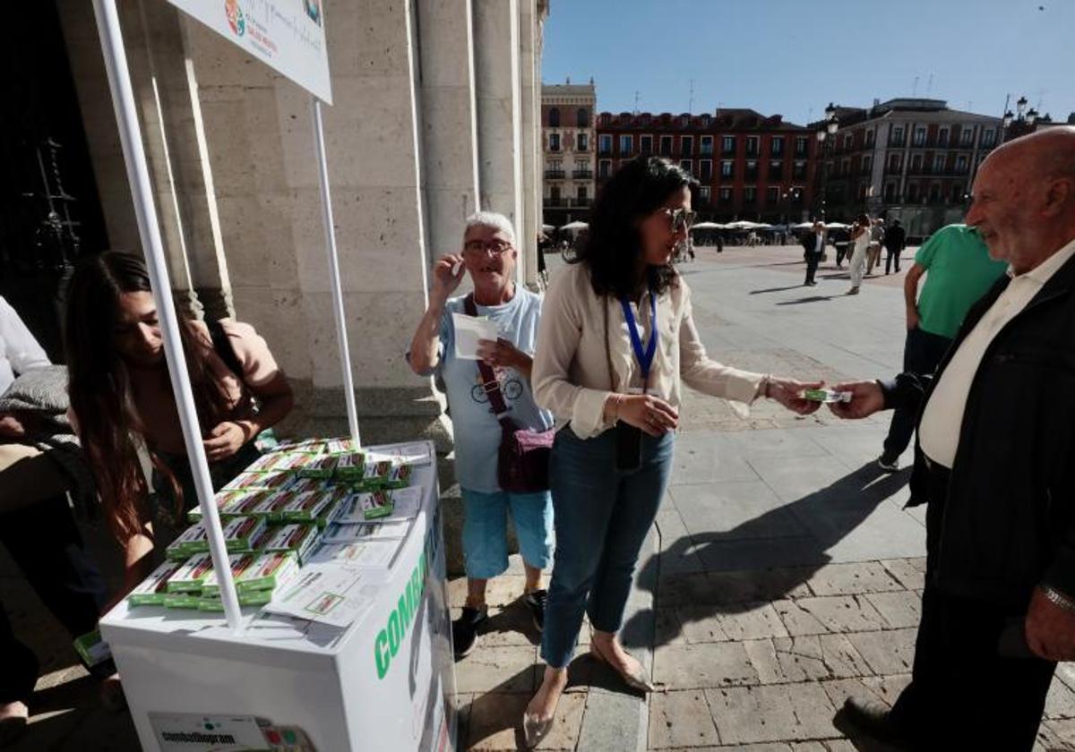 Reparto de medicamentos simbólicos por parte de El Puente Salud Mental.