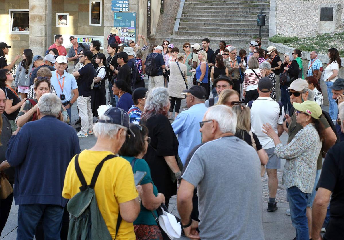 Un grupo amplio de turistas, en la plaza del Azoguejo.