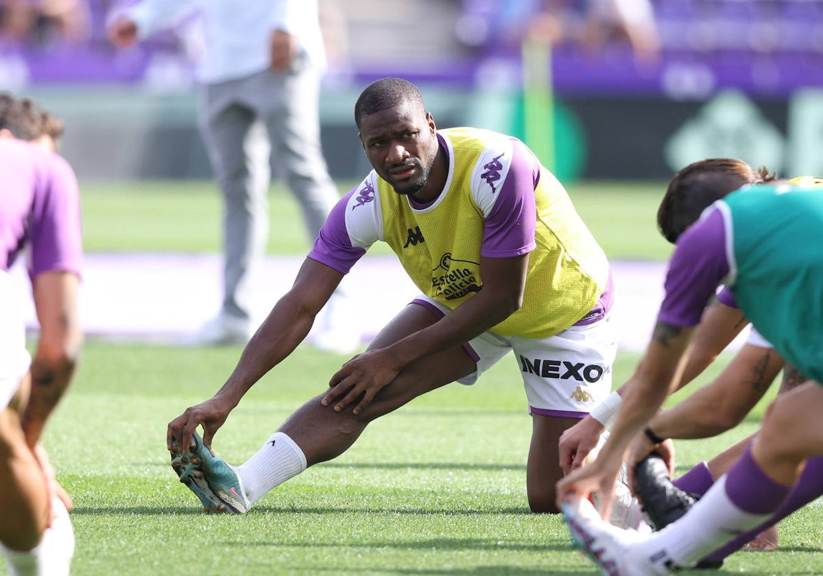 Sylla realiza ejercicios de calentamiento antes de empezar el partido frente al Mirandés.