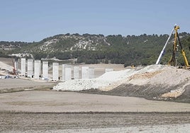 Viaducto en construcción de la A-11 en el término municipal de Valbuena de Duero.