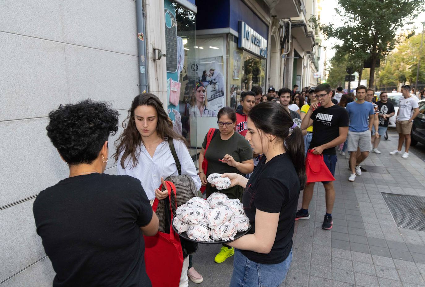 Colas en Valladolid para conseguir una hamburguesa gratis