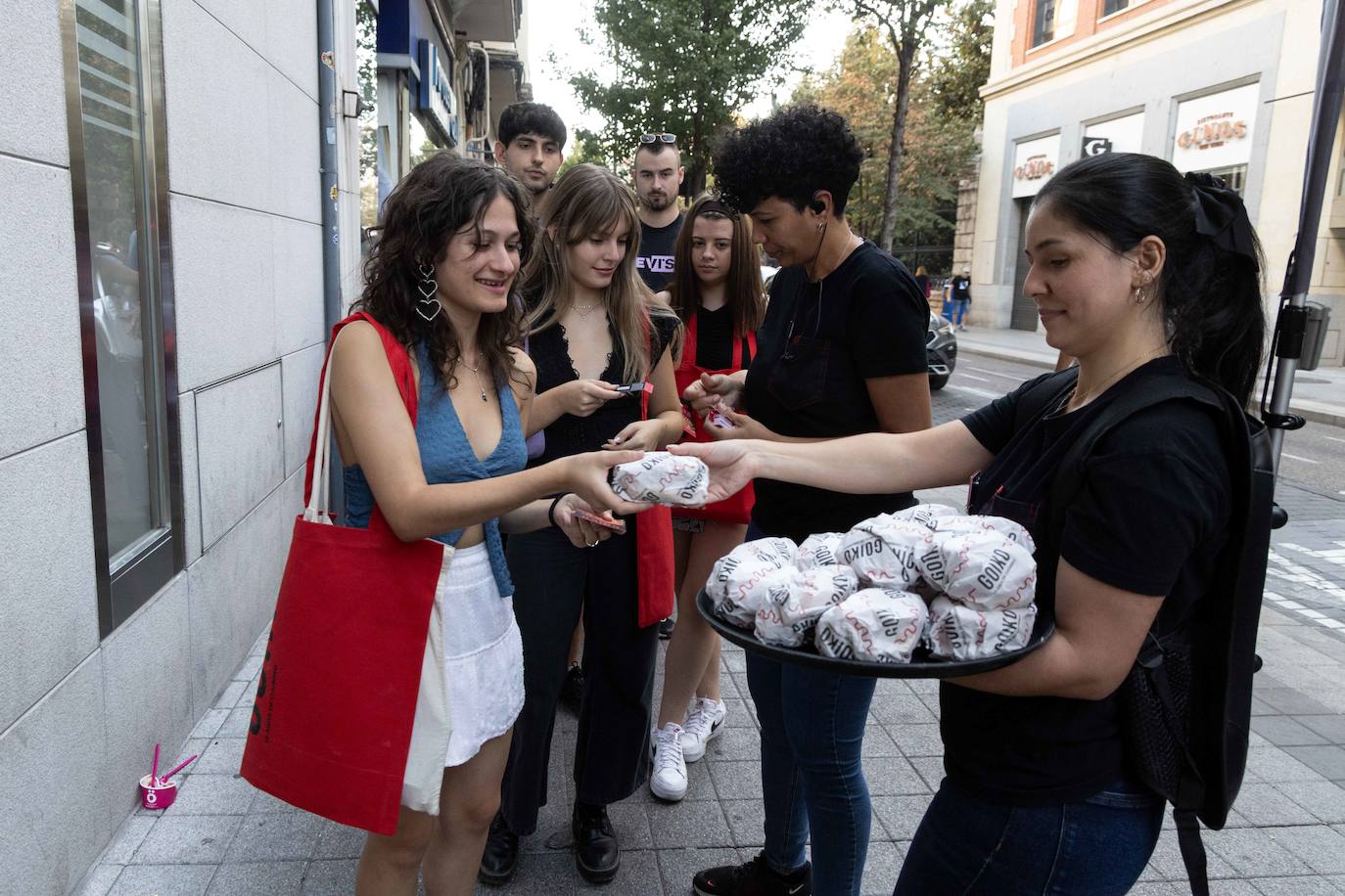 Colas en Valladolid para conseguir una hamburguesa gratis