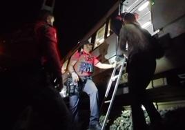 Momento en el que la Policía Foral de Navarra evacúa a los pasajeros del tren tras el atropello al joven salmantino.