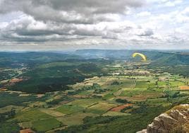 Un parapente sobrevuela el valle, observado desde el mirador de Valcabado.