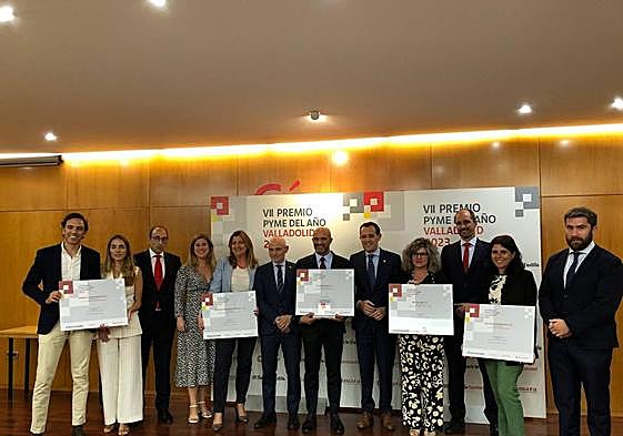 Los premiados, con los patrocinadores de los galardonados.