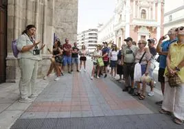 Un grupo de turistas escucha las explicaciones de la guía junto a las Claras, al lado del Palacio Provincial de la Diputación.