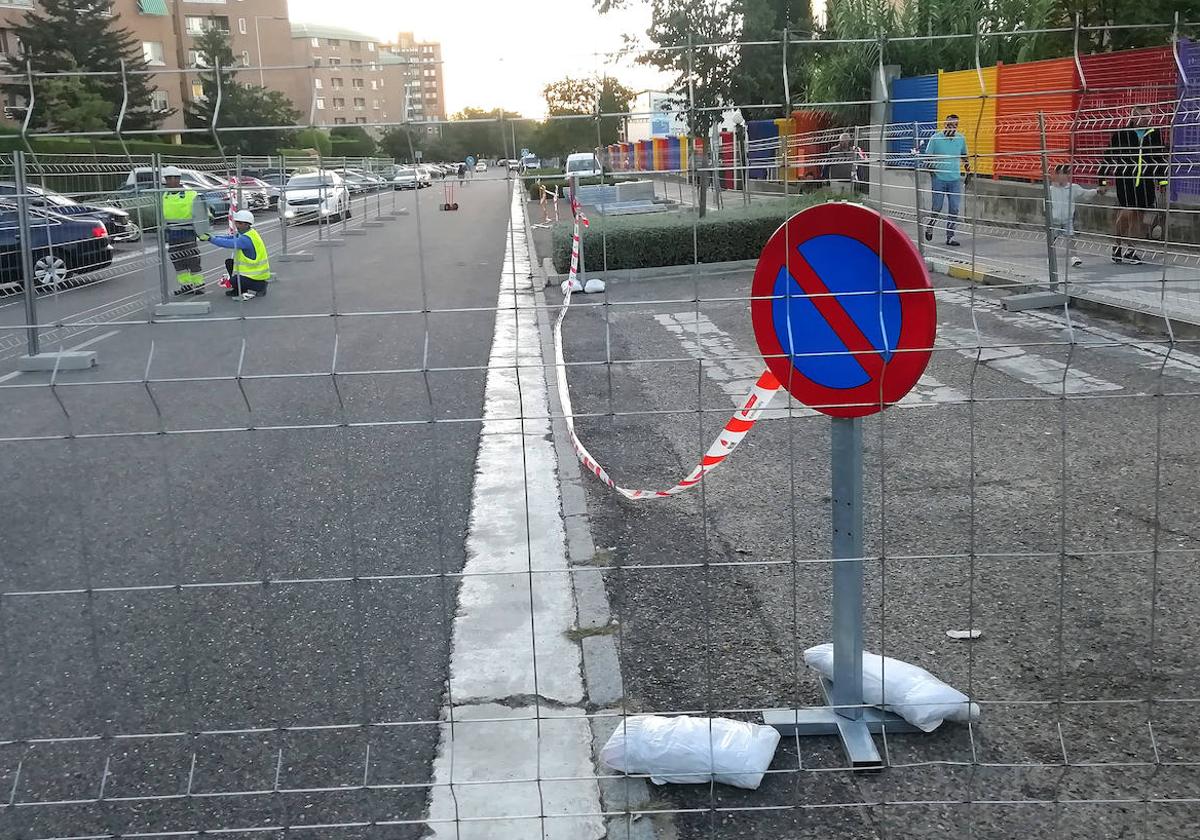 Los operarios colocan la valla de obra en el carril de Eusebio González Suárez que discurre ante el colegio Marina Escobar.