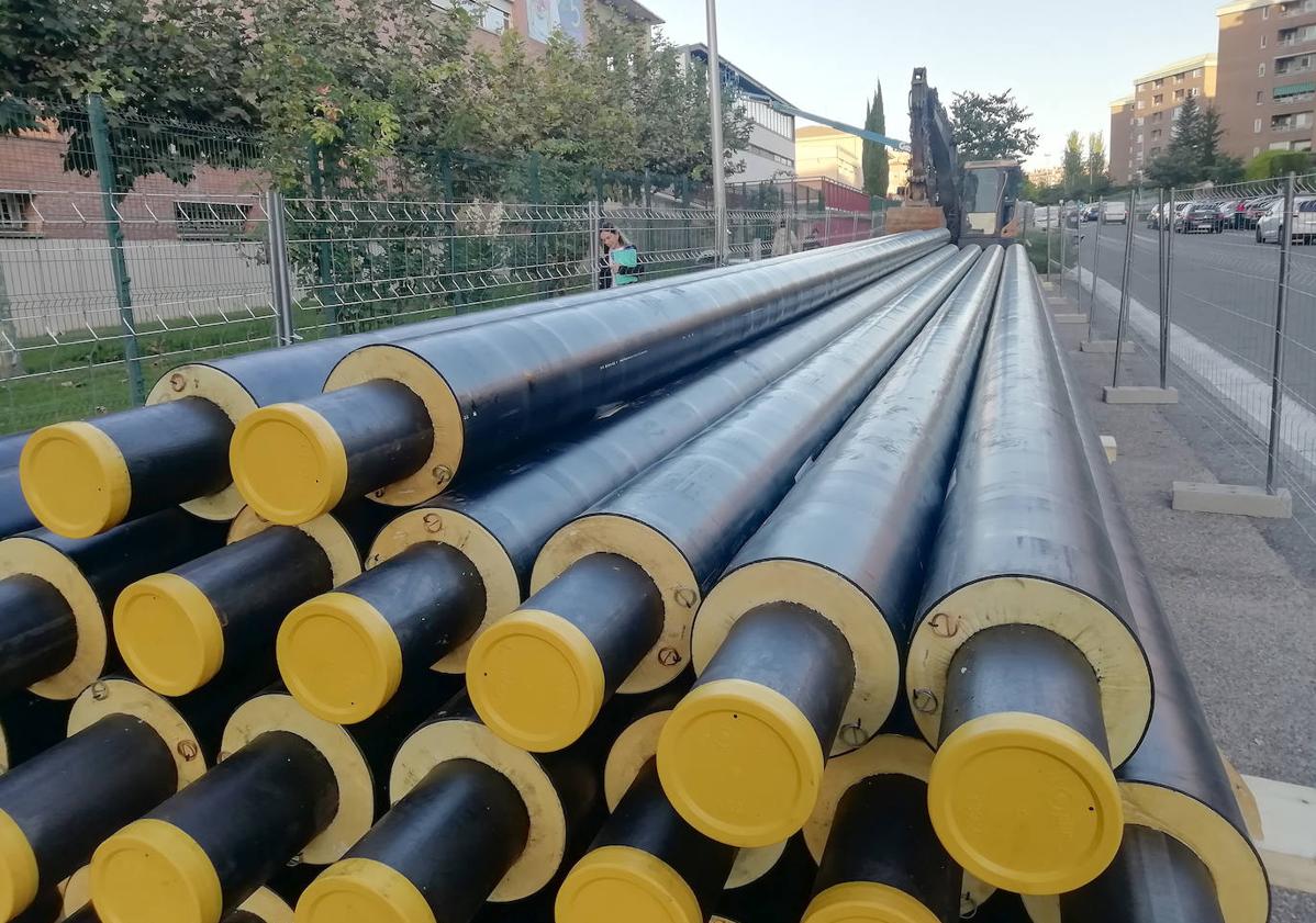 Imagen principal - Tuberías apiladas, marcas en el suelo por las que discurrirá la red de calor y maquinaria pesada en la calle Eusebio González Suárez.