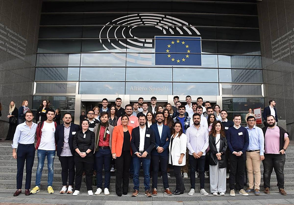 Visita de las Juventudes Socialistas de Castilla y León al Parlamento Europeo, este martes.