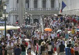 Riadas de turistas en la plaza San Marcos de Venecia.