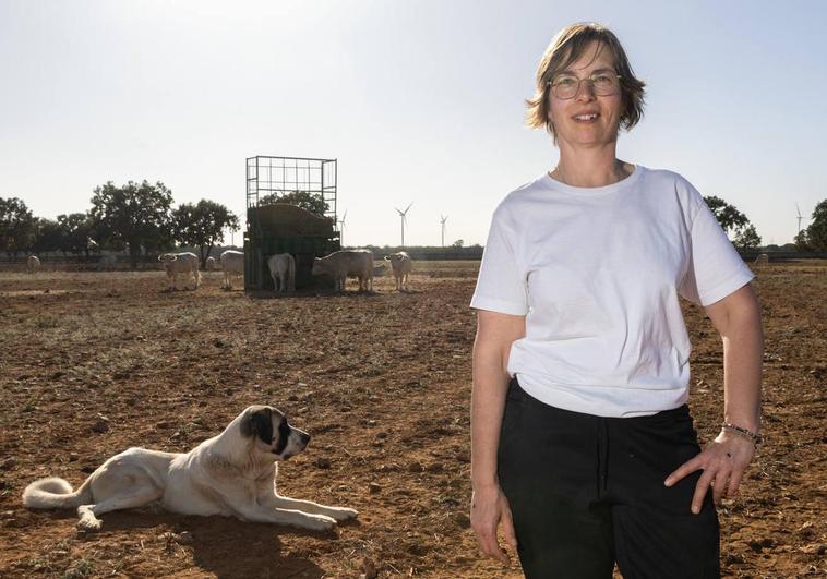 La agricultora y ganadera Lourdes Contreras, propietaria de una de las fincas del pago de Navabuena afectadas por la infraestructura de evacuación del parque eólico Cerrato VI.