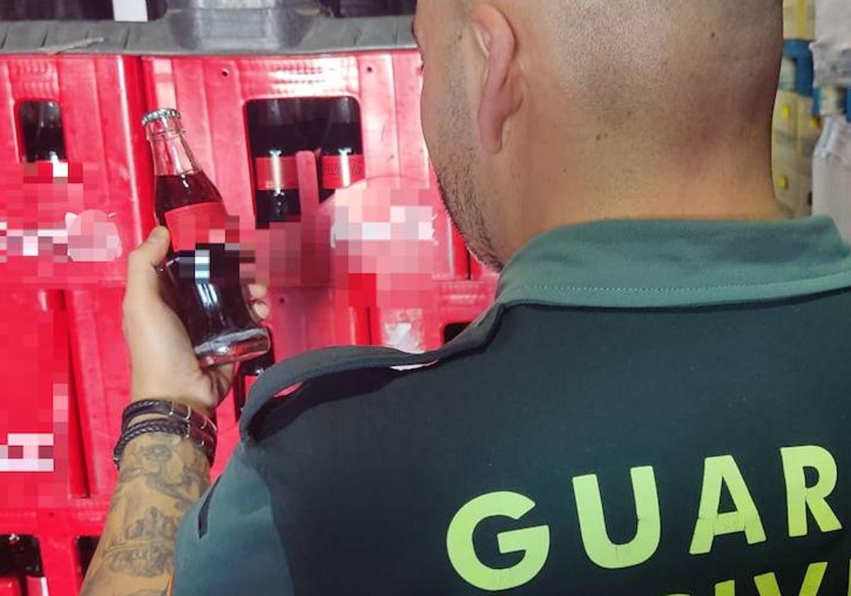 Uno de los agentes comprueba la etiqueta del botellines.